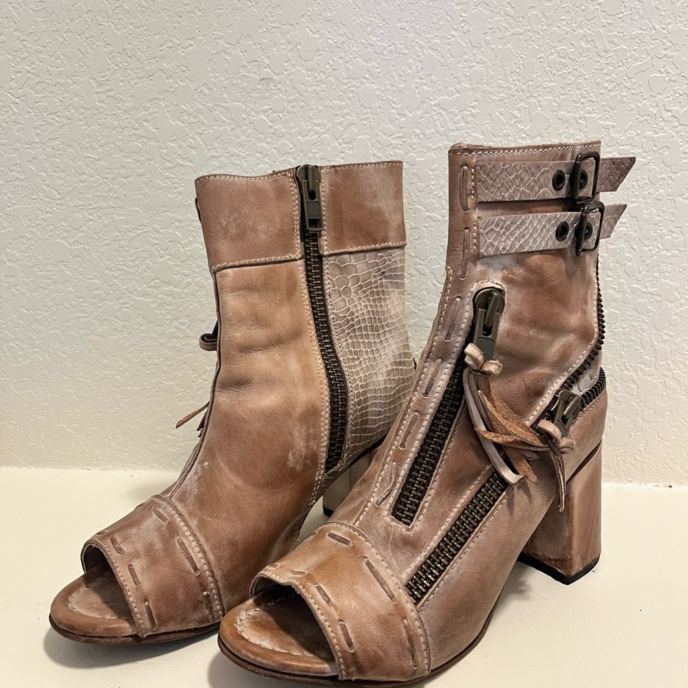 Freebird by Steven zombie taupe size 10
